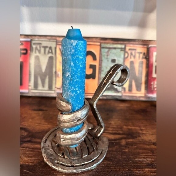 Rustic Horse Shoe Iron Candle Holder - Picture 4 of 16